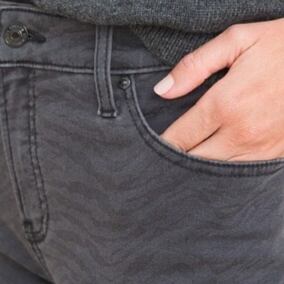 US 16R Chico’s sz 3R The So Slimming Girlfriend Ankle Jeans Gray, Zebra Stripe - Picture 10 of 11